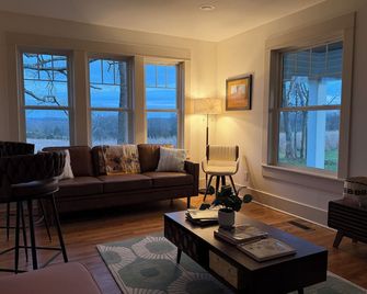 Restored 1919 Farmhouse on 100 Private Acres - Simpsonville - Wohnzimmer