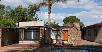 Mc Kala Guest House - Kimberley - Pool