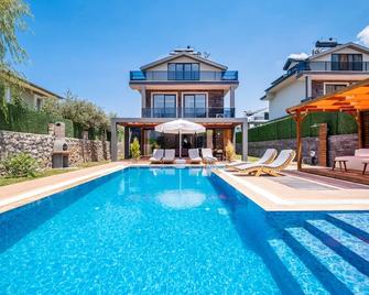Luxury villa in Fethiye Region, 5 minutes away from Ölüdeniz - Fethiye - Piscina