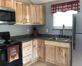 1-bedroom cabin 5 miles from Cumberland Falls and Daniel Boone National Forest - Whitley City - Kitchen