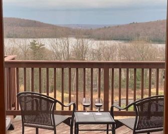 The Bliss-Lake & Mountain Views, 5 Bedrooms 3 1/2 Bathrooms - Lake Harmony - Balcony