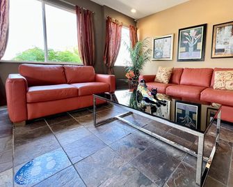 Court Plaza Inn & Suites of Mackinaw - מקינאו סיטי - סלון