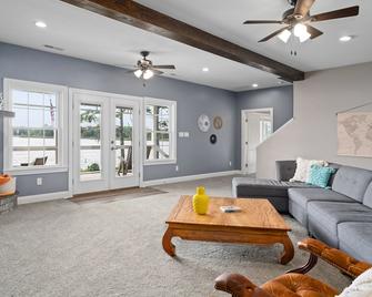 Spacious waterfront home w/ dock, kayaks, paddleboards, cornhole & more! - Belhaven - Living room