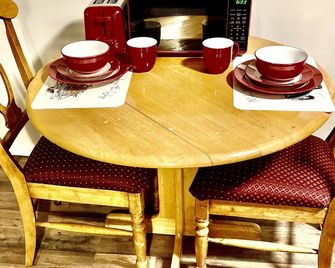 Private Cottage Nice Peaceful and Relaxing, Historic District Pet Friendly - Wilson - Dining room
