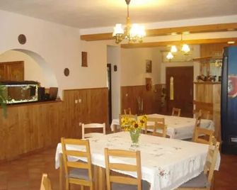 카사 딘 살카미 - 폴로브라기 - 레스토랑