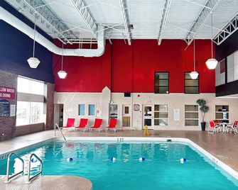 Ramada by Wyndham Trenton - Trenton - Piscine