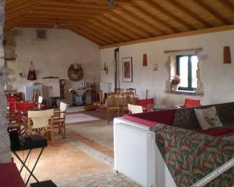 Arachovitika Kalivia - Karyes - Sala de estar