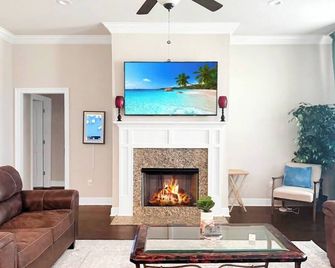 Bungalow Blissyour Luxurious Home Away From Home - Lake Charles - Living room