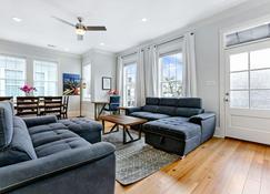 Hosteeva Amazing 4 BR Modern Condo with Balcony Near Frnch Quarter - New Orleans - Huiskamer