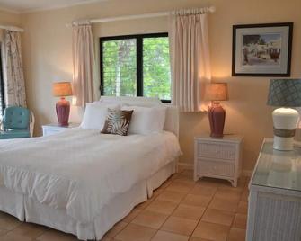 Off-Grid Luxury Steps to Pink Sand, Private, Quiet, Daily Housekeeping - Tarpum Bay - Bedroom