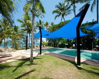 Ellis Beach Oceanfront Bungalows - Cairns - Piscina