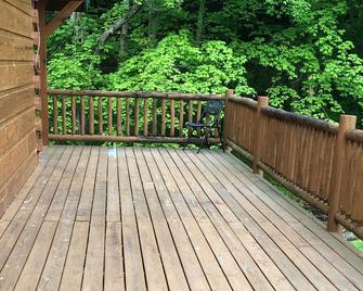 The Willow Cabin - Luxury Cabin on the Creek close to attractions - Wheeling - Balcony