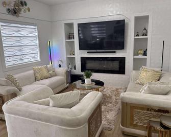 Luxurious Stylish 3-bedroom building in peaceful St. Albert with WiFi and Games - Saint Albert - Sala de estar