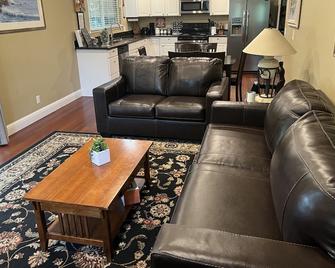 Old Fairview Cottage - Gated Comfort At It’s Best - Hayward - Living room