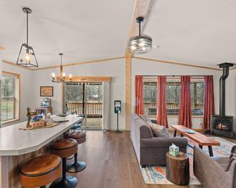 Dog Friendly Sand Valley Lake Camelot - Nekoosa - Living room