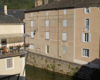 Full Center of Florac, view of the Causse Méjean - Florac - Bâtiment