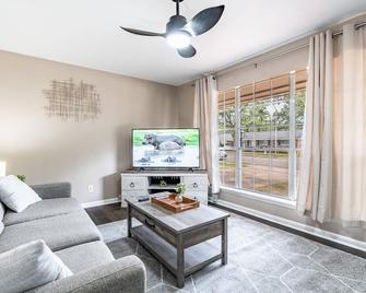 3br Spacious & Fully Fenced Home - North Little Rock - Living room