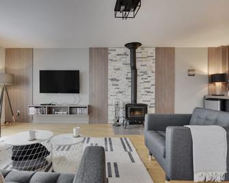 4-Br Cottage River View, Hot Tube & Games - L'Isle-aux-Coudres - Obývací pokoj