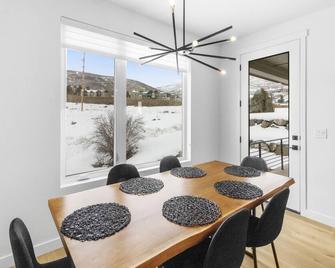 Beautiful 4-Bedroom Home with Kids Corner, Two Living Areas & More! - Kamas - Dining room