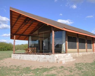 Simba & Oryx Nature Camp - Ololaimutiek - Edificio