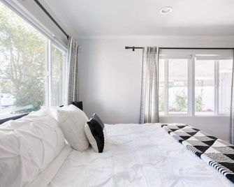 Enchanting Sherman Oaks Home With Pool permit #HSR two five zero zero 2393 - Sherman Oaks - Bedroom