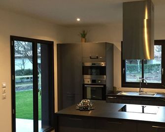 At the lake of Hourtin, New villa with garden for 8 people - Hourtin - Küche