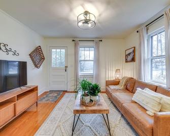 Charming Virginia Retreat with Covered Porch and Yard! - Farmville - Wohnzimmer