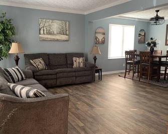 Cincinnati/KY Airport-5Bed Vacation Home-close to Cincinnati, Ark, I71/75 - Florence - Living room