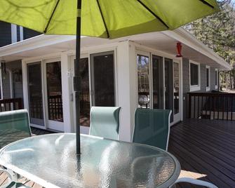 Spacious 3-bedroom Ranch getaway in charming Afton MN with AC, WiFi - Afton - Patio