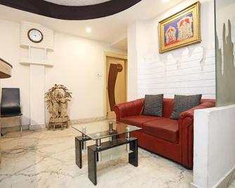 Hotel Rushabh Home - Kolkata - Living room