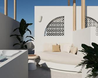 Modern Room with Castle and Sea View on 1st Floor - Charaki - Obývací pokoj