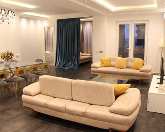 Super Luxury Apartments - Tbilisi - Living room