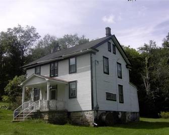 Secluded 150 Acre Farm Located Next To State Lands - Huntingdon - Edificio