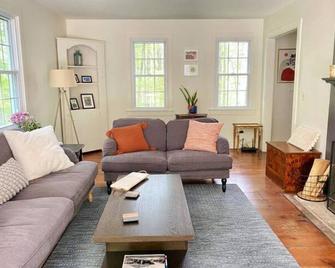 Comfortable And Charming 3 Bedroom Retreat-Enjoy Hudson Valley & Berkshires - East Chatham - Sala de estar