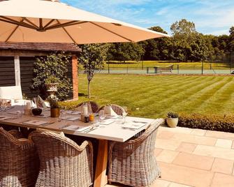 Stunning 6-bed country house with heated pool - Headcorn - Patio