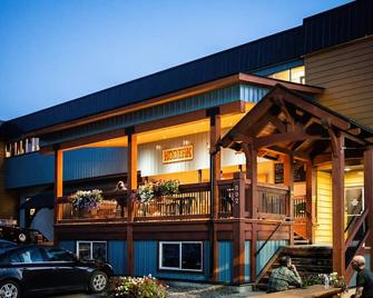 The Raging Elk Adventure Lodging - Fernie - Binnenhof