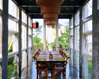 Mooning the Hill - Manzhou Township - Dining room