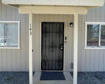 Trendy Ivy 2-bedroom Near Hospital & College - Coalinga - Vista del exterior