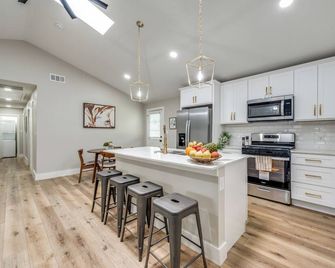Spacious 4br Home, Lux Hot Tub & Secure Gated Yard, Near Airport & Attractions - Irving - Kitchen