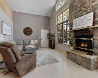 Lakeside home on one acre with private beach 90 minutes from the Twin Cities - Deerwood - Sala de estar