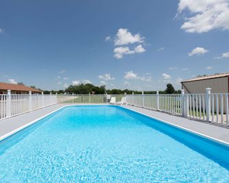 Americas Best Value Inn Chanute - Chanute - Басейн