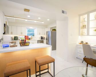 The Flamingo House - Family Fun Time - Conroe - Kitchen