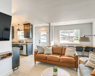 Steps to Lake Pagosa! Remodeled Home with Sleds - Pagosa Springs - Living room