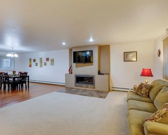 Fairbanks Alaskan Abode about 1 Mile to Pioneer Park! - Fairbanks - Sala de estar