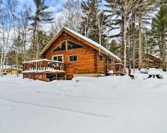 Cozy Manistique Cabin with Deck, Grill and Fire Pit! - Manistique - Building