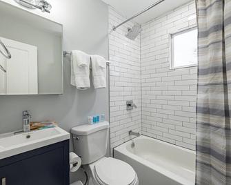 Modern Lux 3br Updated Townhome W/ Parking - Washington, D.C. - Bathroom