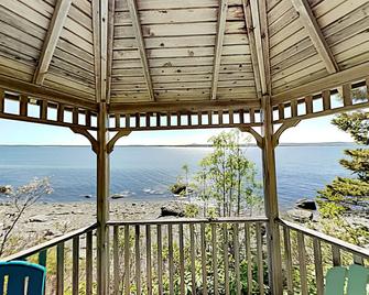 Waterfront Oasis - Trenton - Balkón