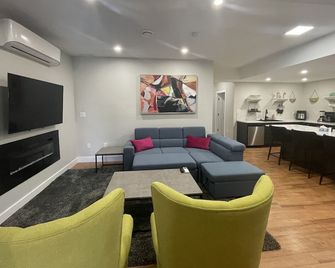 2 Bedroom Guest Suite in Peaceful and Quiet Neighborhood - Okanagan Falls - Living room