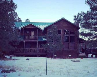 Valdez Acres 7-bedroom cabin in beautiful Greer, AZ - Greer - Building