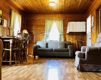 Green Gables Bungalow Court - Cavendish - Living room